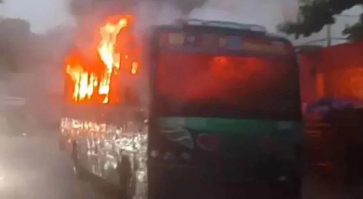 রাজধানীর পল্লবীতে বাসে আগুন